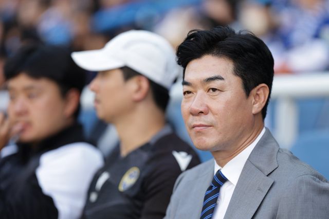 인천은 8일 수원전 1-1 무승부로 K리그1 승격의 8부능선을 넘었다. 윤정환 감독(사진)이 비시즌 내내 강조한 신구조화가 빛을 발한 덕분이다. 사진제공│한국프로축구연맹
