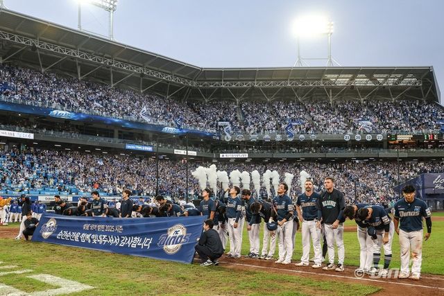 NC는 이달 7일 대구삼성라이온즈파크에서 열린 삼성 라이온즈와 2025 KBO 포스트시즌(PS) 와일드카드(WC) 2차전에서 0-3으로 패하며 PS에서 탈락했다. 그러나 팀은 저력을 선보이며 강팀 도약의 발판을 마련했다. 사진제공｜NC 다이노스