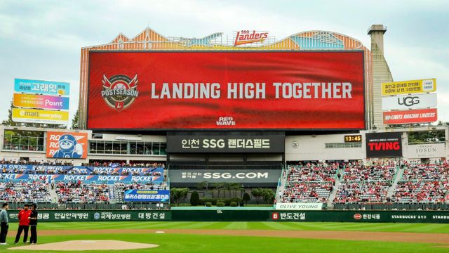 9일 인천 SSG랜더스필드에서 삼성과 SSG의 2025 KBO 포스트시즌(PS) 준플레이오프(준PO) 1차전이 열렸다. 2만2500석이 모두 팔리며 매진을 기록했다. 사진제공｜SSG 랜더스