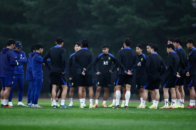 브라질, 파라과이전을 준비하는 축구대표팀 선수들이 고양종합운동장에서 훈련하기에 앞서 간단한 미팅을 하고 있다. 사진제공｜대한축구협회