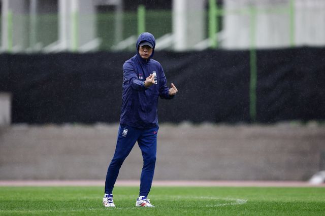 축구대표팀 홍명보 감독이 브라질전을 앞두고 고양종합운동장에서 진행된 훈련 도중 생각에 잠겨 있다. 사진제공｜대한축구협회