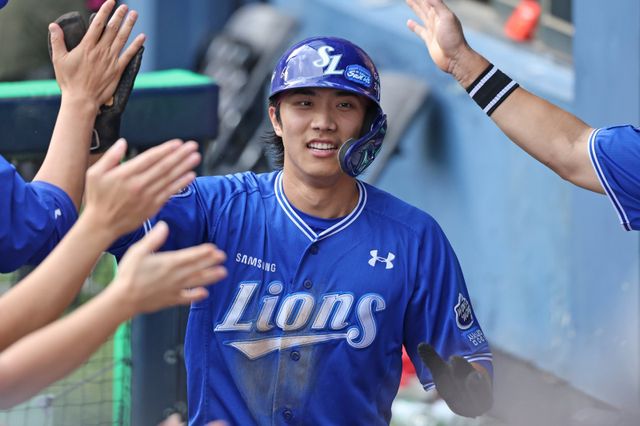 삼성 라이온즈 이재현이 역대 PS 최초로 1회초 선두타자 초구 홈런을 기록했다. 뉴시스