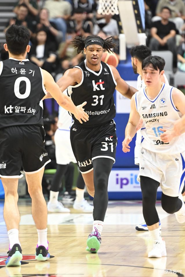 KT 아이재아 힉스(가운데)가 9일 수원KT소닉붐아레나에서 열린 삼성전 도중 하윤기(왼쪽)와 손뼉을 마주치고 있다. 사진제공｜KBL