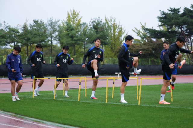 축구대표팀 선수들이 브라질전을 앞두고 고양종합운동장 보조구장에서 몸을 풀고 있다. 사진제공｜대한축구협회