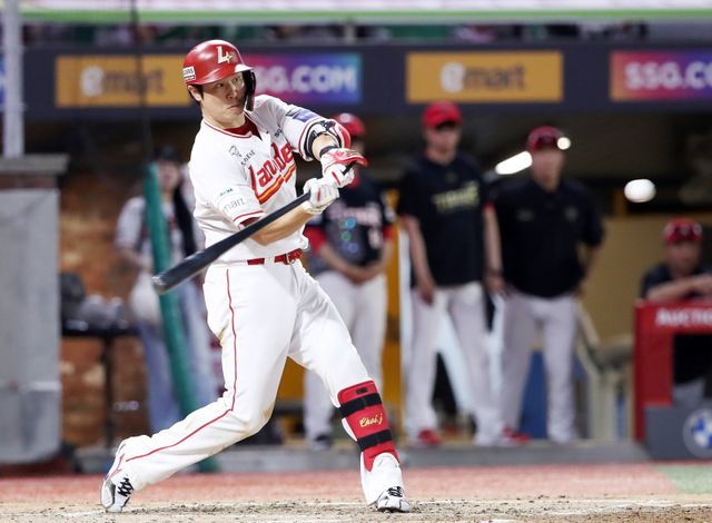 SSG 최정이 9일 인천 삼성과 준PO 1차전에 5번타자로 배치됐다. 뉴시스