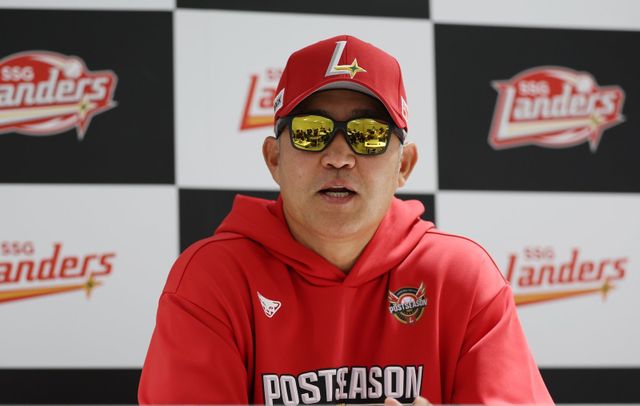 이숭용 SSG 감독이 9일 인천 삼성과 준PO 1차전에 앞서 인터뷰를 하고 있다. 인천｜뉴시스