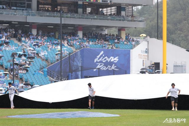 7일 대구삼성라이온즈파크에서 열린 NC와 삼성의 와일드카드 결정 2차전을 앞두고 구장 관리 인원들이 방수포를 덮고 있다. 사진제공｜삼성 라이온즈