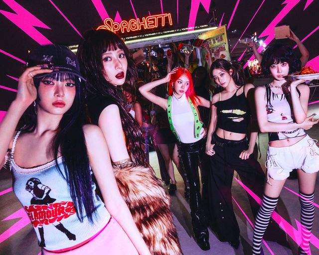 르세라핌의 신곡 ‘SPAGHETTI (feat. j-hope of BTS)’가 영국 오피셜 싱글 톱 100 차트 46위에 올라 자체 최고 기록을 경신했다.스포티파이 글로벌 차트에서도 25위를 기록하며 글로벌 영향력과 ‘맛세라핌’의 존재감을 입증했다. 사진제공|쏘스뮤직