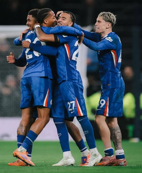 첼시 페드루(20번)가 2일(한국시간) 영국 런던의 토트넘 홋스퍼 스타디움에서 벌어진 토트넘과 2025~2026시즌 EPL 10라운드 원정 경기에서 전반 34분 선제결승골을 터트린 뒤 동료들과 기뻐하고 있다. 1-0으로 이긴 첼시는 10위에서 5위로 수직상승했다. 사진출처│첼시 인스타그램