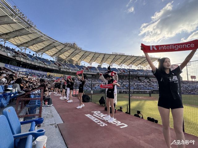 KT 응원단이 9일 라쿠텐 타오위안 야구장에서 열린 ‘2025 타오위안 아시아 프로야구 교류전’ 라쿠텐 몽키스와 경기 도중 관중의 호응을 유도하고 있다. 사진제공｜KT 위즈