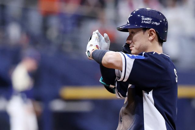 LG 신민재는 대주자 스페셜리스트를 거쳐 KBO리그 정상급 2루수로 고속 성장했다. 이제는 태극마크를 달고 그라운드를 누빌 채비를 모두 마쳤다. 신민재가 9일 고척스카이돔에서 열린 체코와 ‘K-베이스볼시리즈’ 2차전 4회초 2사 주자 1·3루서 신민재가 1타점 적시타를 쳐낸 뒤 세리머니를 하고 있다. 고척 ｜뉴시스