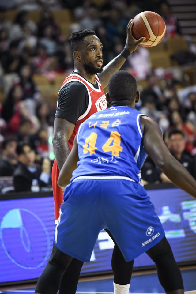 SK 자밀 워니(왼쪽)는 자신의 공격 비중을 줄이고, 동료를 살리는 농구를 하려고 한다. 사진제공｜KBL