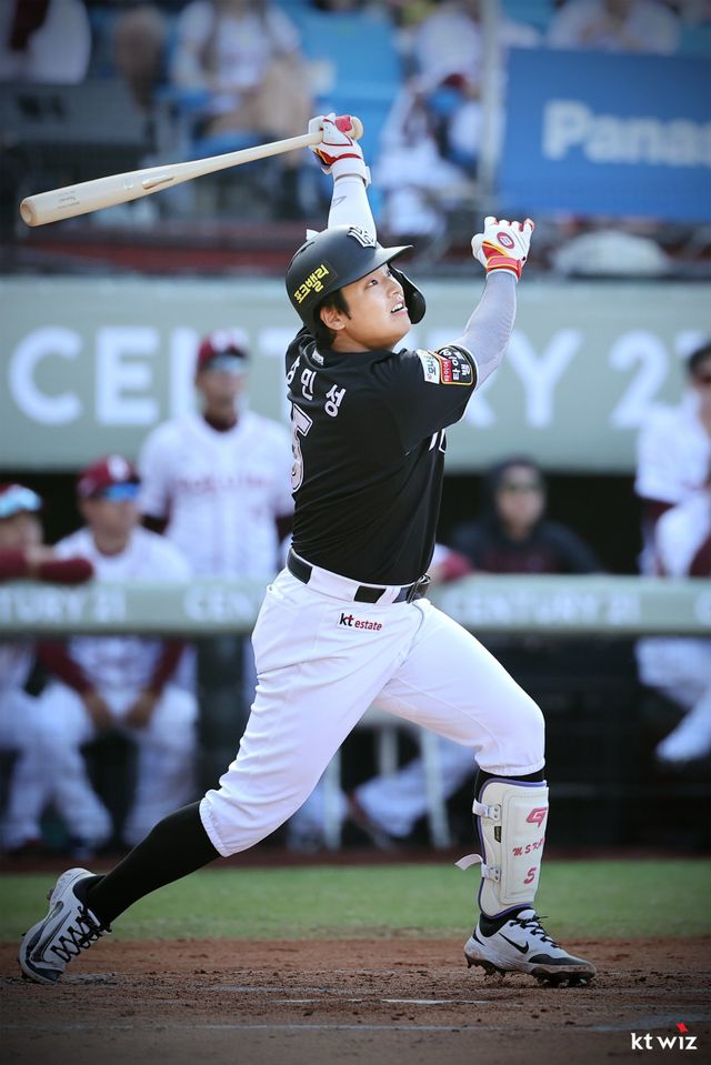 KT 강민성이 9일 라쿠텐 타오위안 야구장에서 열린 ‘2025 타오위안 아시아 프로야구 교류전’ 라쿠텐 몽키스와 경기 도중 희생플라이를 치고 있다. 사진제공｜KT 위즈