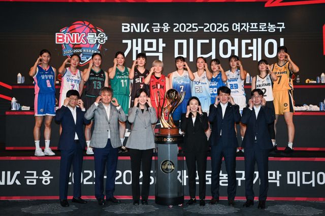 10일 서울 강서구 메이필드호텔에서 ‘BNK금융 2025~2026 여자프로농구 개막 미디어데이’가 열렸다. 행사에 참석한 6개 구단 감독, 대표선수들이 포즈를 취하고 있다. 삼성생명 이해란, 강유림, 하나은행 김정은, 양인영, BNK 박혜진, 안혜지, 신한은행 신지현, 김진영, 우리은행 이명관, 김단비, KB스타즈 허예은, 박지수, KB스타즈 김완수 감독, 우리은행 위성우 감독, 신한은행 최윤아 감독, BNK 박정은 감독, 하나은행 이상범 감독, 삼성생명 하상윤 감독(왼쪽 위부터 시계방향으로). 사진제공｜WKBL