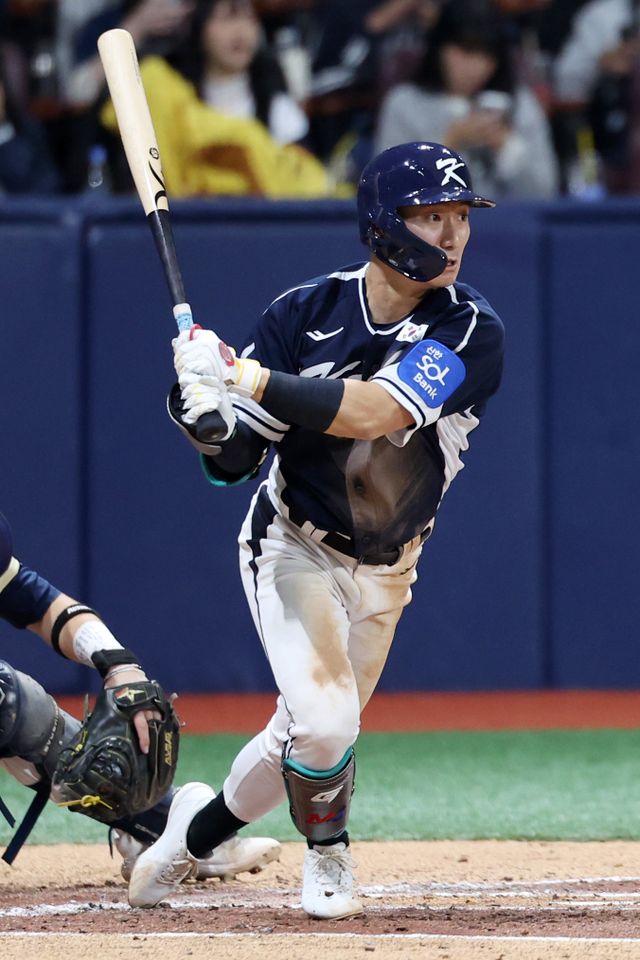 LG 신민재는 대주자 스페셜리스트를 거쳐&nbsp;KBO리그 정상급 2루수로 고속 성장했다. 이제는 태극마크를 달고 그라운드를 누빌 채비를 모두 마쳤다.&nbsp;신민재가 9일 고척스카이돔에서 열린 체코와 ‘K-베이스볼시리즈’ 2차전&nbsp;4회초&nbsp;2사 주자 1·3루서 신민재가 1타점 적시타를 쳐내고 있다. 고척 ｜뉴시스