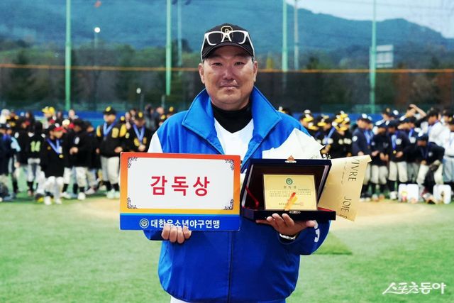 제4회 청춘양구 전국유소년야구대회 유소년리그(U-13) 청룡 감독상을 받은 구로구유소년야구단 김덕환 감독. 사진제공｜대한유소년야구연맹