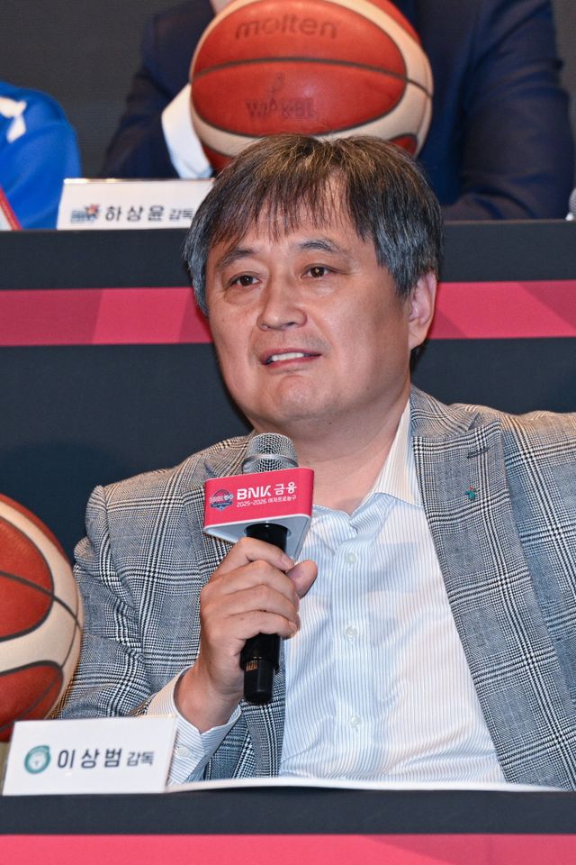이상범 하나은행 감독, 최윤아 신한은행 감독은 2025~2026시즌을 앞두고 처음 WKBL 사령탑에 올랐다. 지난 시즌 플레이오프에 오르지 못했던 팀을 재건해야 하는 막중한 임무가 이들에게 주어졌다. 이 감독이 10일 메이필드호텔에서 열린 ‘BNK금융 2025~2026 여자프로농구’ 개막 미디어데이에서 각오를 전하고 있다. 사진제공｜WKBL