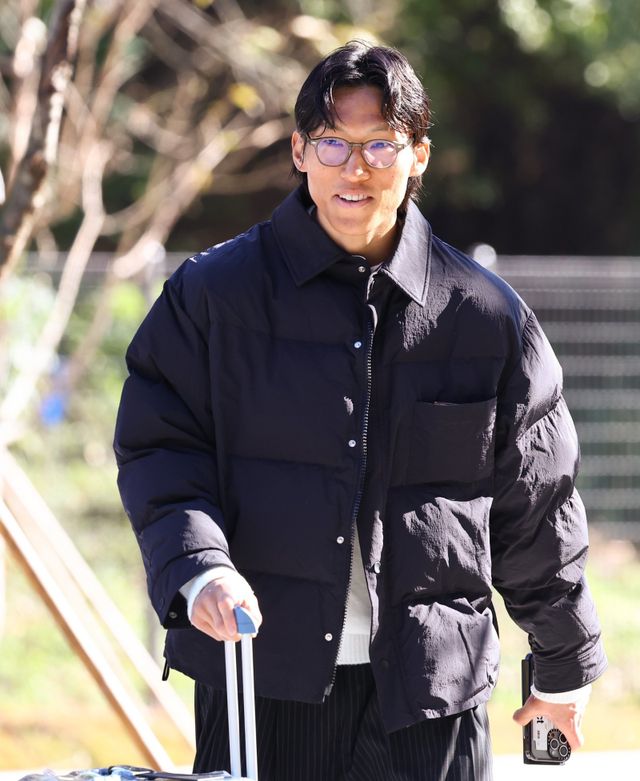 축구국가대표팀 골키퍼 김승규가 10일 천안 대한민국축구종합센터에서 열린 11월 대표팀 소집 훈련에 참가하고자 센터에 입소하고 있다. 그는 2026북중미월드컵에 나서 개인 4번째 월드컵에 출전하는 게 목표다.&nbsp;볼리비아(14일·대전월드컵경기장)와&nbsp;가나(18일·서울월드컵경기장)로 이어지는 11월 국내 평가전을 잘 치르면 목표에 다가설 수 있다. 천안│뉴시스