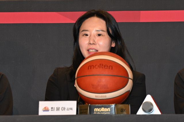 이상범 하나은행 감독, 최윤아 신한은행 감독은 2025~2026시즌을 앞두고 처음 WKBL 사령탑에 올랐다. 지난 시즌 플레이오프에 오르지 못했던 팀을 재건해야 하는 막중한 임무가 이들에게 주어졌다. 최 감독이 10일 메이필드호텔에서 열린 ‘BNK금융 2025~2026 여자프로농구’ 개막 미디어데이에서 각오를 전하고 있다. 사진제공｜WKBL