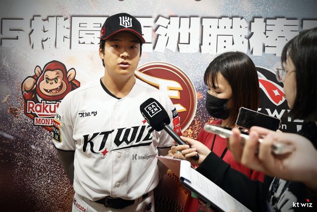 KT 강민성이 7일 라쿠텐 타오위안 야구장에서 열린 ‘2025 타오위안 아시아 프로야구 교류전’ 라쿠텐 골든이글스와 경기를 앞두고 대만 취재진과 인터뷰하고 있다. 사진제공｜KT 위즈