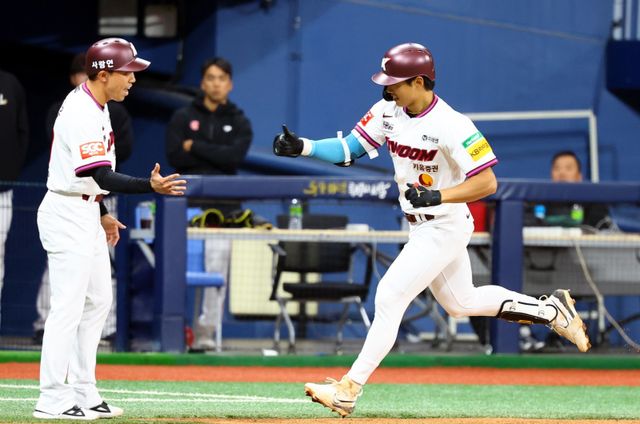 키움 송성문(오른쪽)은 올 겨울 포스팅으로 MLB 도전을 앞두고 있다. 그는 내야 보강이 필요한 애슬레틱스의 관심을 받는 것으로 알려졌다.｜뉴시스