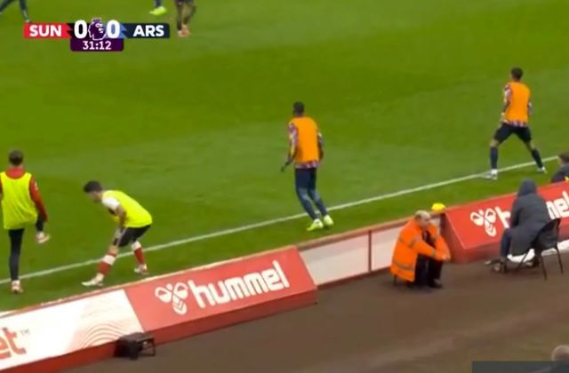 주말 아스널전을 위해 EPL 승격팀 선덜랜드는 홈구장 스타디움 오브 라이트의 광고판을 그라운드 터치라인에 바짝 붙여 눈길을 끌었다. 평소보다 2m 이상 당겨진 광고판으로 인해 아스널은 평소 자랑하는 롱스로인을 거의 시도하지 못했다. 사진출처｜EPL 중계화면 캡처