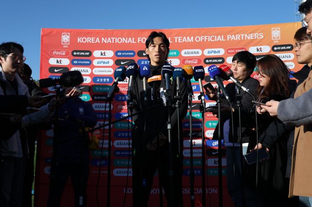 축구국가대표팀 골키퍼 김승규가 10일 천안 대한민국축구종합센터에서 열린 11월 대표팀 소집 훈련에 앞서 취재진과 인터뷰를 하고 있다. 그는 2026북중미월드컵에 나서 개인 4번째 월드컵에 출전하는 게 목표다.&nbsp;볼리비아(14일·대전월드컵경기장)와&nbsp;가나(18일·서울월드컵경기장)로 이어지는 11월 국내 평가전을 잘 치르면 목표에 다가설 수 있다. 천안│뉴시스