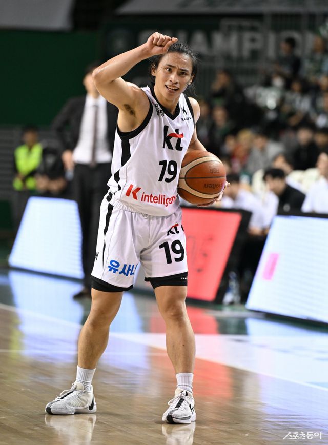 KT 조엘 카굴랑안이 11일 원주종합체육관에서 열린 DB전에서 15점·6어시스트의 활약으로 팀의 65-64 승리를 이끌었다. 카굴랑안이 공격을 조율하고 있다. 사진제공｜KBL