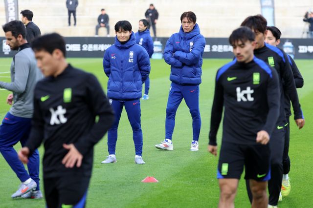 홍명보 감독이 11일 충남 천안 대한민국축구종합센터에서 진행된 오픈 트레이닝에서 선수들의 움직임을 지켜보고 있다. 천안｜뉴시스