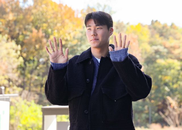 축구국가대표팀 골키퍼 송범근이 10일 충남 천안 대한민국축구종합센터에 입소하고 있다. 대표팀은 14일 대전월드컵경기장에서 볼리비아, 18일 서울월드컵경기장에서 가나를 상대로 친선전을 치른다. 천안｜뉴시스