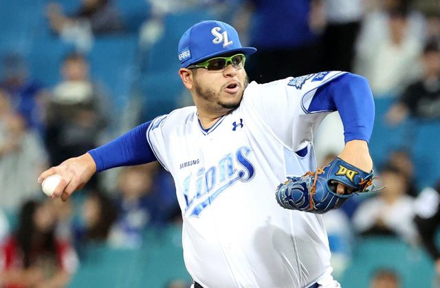 외국인선수&nbsp;디아즈, 후라도의 재계약은 삼성이 2026시즌 더 높은 순위로 올라서기 위해 반드시 필요한 과제다. 그러나 외국인선수 몸값 총액 규정 등 고려해야 할 사안이 많아 고민이 크다. 삼성 후라도.&nbsp;뉴시스