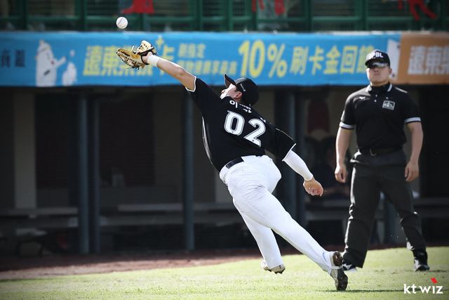 KT 신인 이강민이 9일 라쿠텐 타오위안 야구장에서 열린 ‘2025 타오위안 아시아 프로야구 교류전’ 라쿠텐 몽키스와 경기 도중 높이 뜬 타구를 몸 던져 잡아내고 있다. 사진제공｜KT 위즈