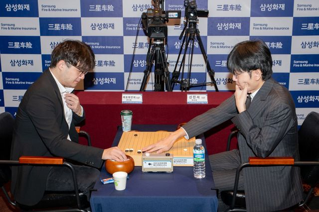 삼성화재배 16강전에서 만난 랴오위안허 9단(왼쪽)과 한국 랭킹 1위 신진서 9단. 사진제공 ｜ 한국기원