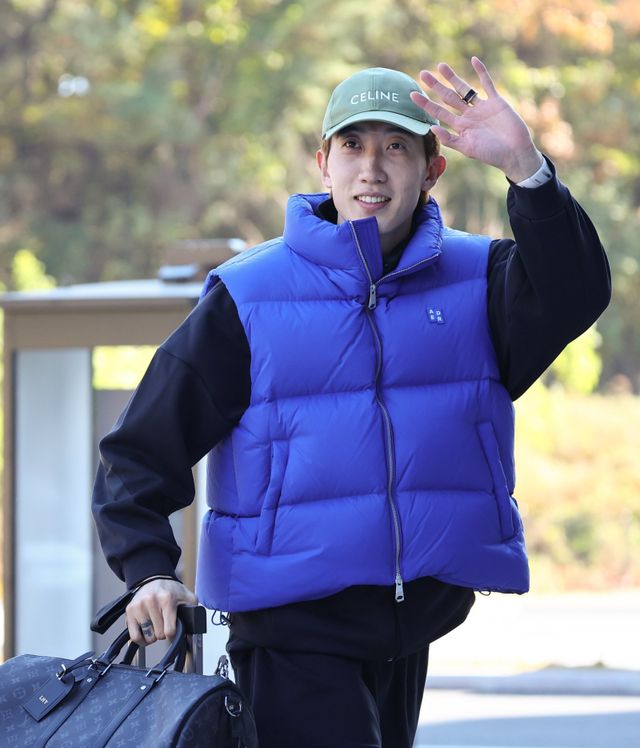 축구국가대표팀 골키퍼 조현우가 10일 충남 천안 대한민국축구종합센터에 입소하고 있다. 대표팀은 14일 대전월드컵경기장에서 볼리비아, 18일 서울월드컵경기장에서 가나를 상대로 친선전을 치른다. 천안｜뉴시스