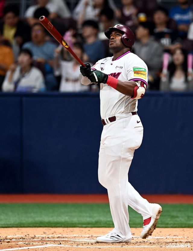 2023년부터 2025년까지 3년 연속 최하위에 그친 키움의 선결과제는 리그 경쟁력을 회복하는 것이다. 올 시즌의 외국인선수 영입 실패를 되풀이하지 않아야 가능한 일이다. 올해 유일한 성공사례였던 알칸타라의 재계약을 포함한 외국인선수 조합을 고민 중이다. 올해 40경기에서 타율 0.212, 6홈런, 20타점으로 아쉬움을 남기고 퇴출된 야시엘 푸이그. 스포츠동아 DB