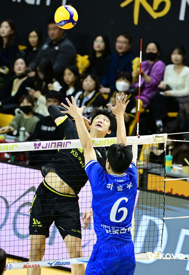 KB손해보험 나경복이 11일 의정부 경민대기념관에서 열린 한국전력과 홈경기에서 하승우의 블로킹을 피해 스파이크를 시도하고 있다. 사진제공｜KOVO