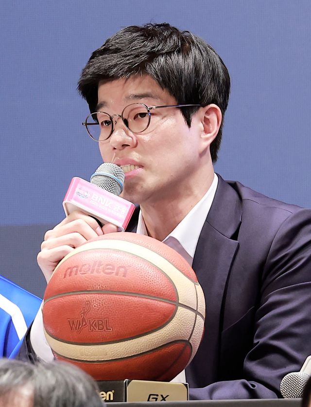 삼성생명은 2025~2026시즌 개막을 앞두고 가드 키아나 스미스의 은퇴로 핵심 전력을 잃었다. 그러나 하상윤 삼성생명 감독은 기존의 선수들이 십시일반해 스미스의 공백을 최소화할 수 있다고 믿고 있다. 하 감독이 10일 메이필드호텔서울에서 열린 ‘BNK금융 2025~2026 여자프로농구’ 개막 미디어데이에서 답변하고 있다. 뉴시스