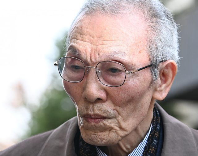 [성남=뉴시스] 김종택기자 = 강제추행 혐의로 기소된 원로 배우 오영수 씨가 15일 경기도 성남시 수원지방법원 성남지원에서 열린 선고 공판에 출석하고 있다. 오씨는 지난 2017년 여성 A씨에게 부적절한 신체접촉을 한 혐의를 받고 있다. 2024.03.15. jtk@newsis.com