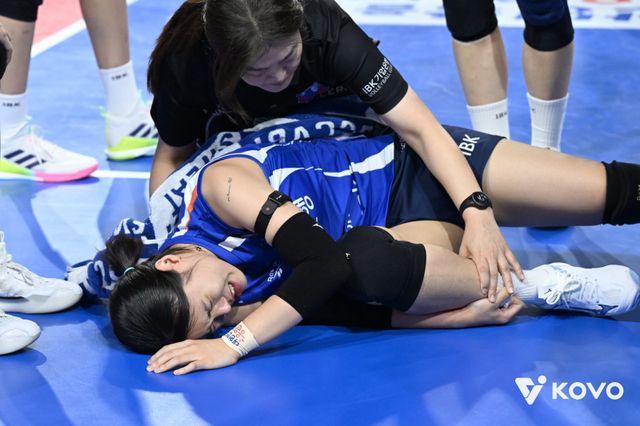 IBK기업은행 김하경이 7일 흥국생명과의 홈경기 2세트 도중 블로킹 착지 과정에서 상대 박민지의 발을 밟으며 발목을 다쳤다. 그는 재활로 인해 2라운드 출전이 어려워졌다. 사진제공｜KOVO