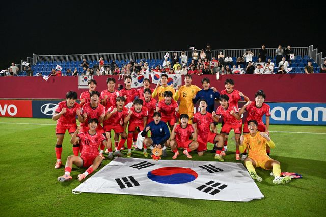 U-17 축구대표팀이 10일(한국시간) 카타르 도하 어스파이어존에서 열린 U-17 월드컵 조별리그 F조 3차전에서 코트디부아르를 3-1로 이긴 뒤 기념촬영을 하고 있다. 사진제공｜대한축구협회