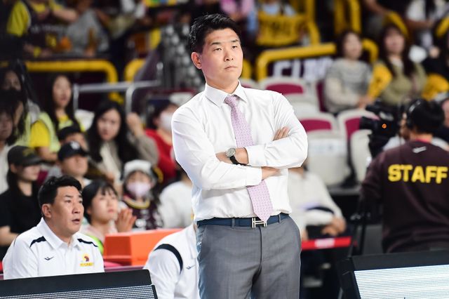 조상현 LG 감독은 엔트리에 포함된 선수 12명의 활용폭을 극대화하는 사령탑이다. 10일 창원체육관에서 열린 부산 KCC전에선 유기상의 부상 공백을 메우기 위해 투입한 최형찬이 12점을 올리며 팀을 구했다. 조 감독이 KCC전에서 코트를 응시하고 있다. 사진제공｜KBL