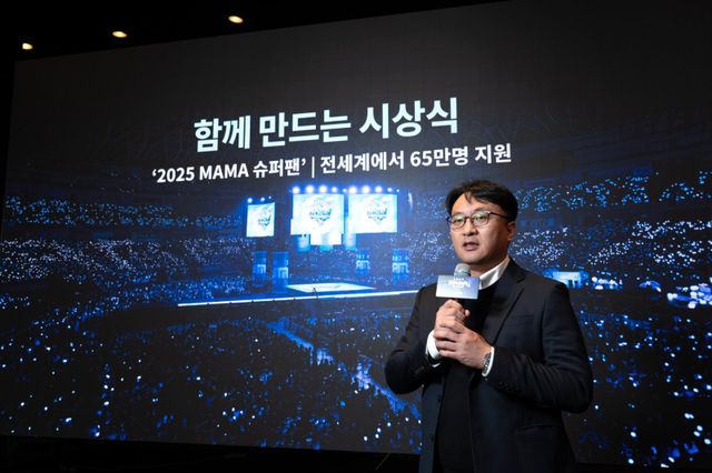 엠넷 ‘2025 마마 어워즈’ 프레스 프리미어에서 박찬욱 사업부장이 시상식의 비전에 관해 설명하고 있다. 사진제공 | 엠넷