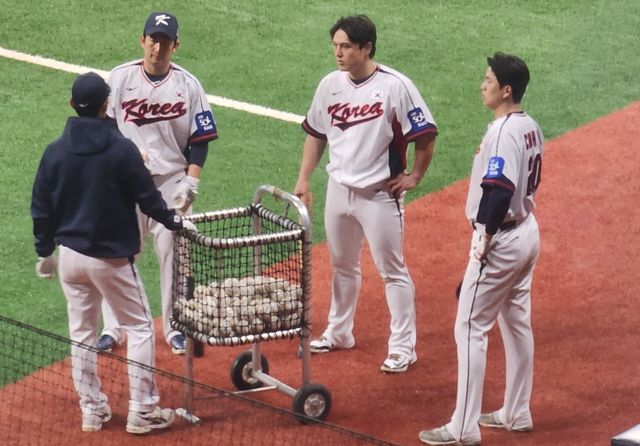 김재걸 코치와 함께 훈련하고 있는 한화 최재훈·LG 박동원·SSG 조형우(왼쪽부터). 고척｜박정현 기자