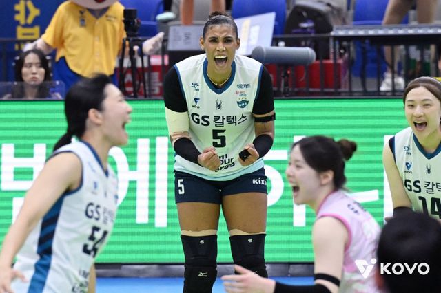 GS칼텍스 실바(5번)가 11일 수원체육관에서 열린 현대건설과 V리그 원정경기서 득점한 뒤 포효하고 있다. 사진제공｜KOVO