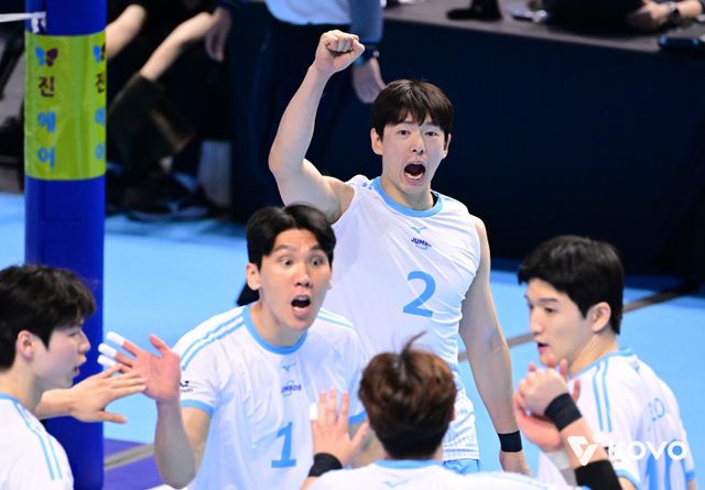 대한항공 한선수(2번)과 선수들이 12일 인천 계양체육관에서 열린 삼성화재와 홈경기 도중 득점한 뒤 한데 모여 기뻐하고 있다. 사진제공｜KOVO