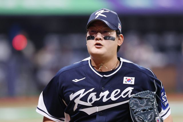 한화 김서현은 정규시즌 막판부터 부진한 투구를 이어오고 있다. 하지만 동료는 그에게 따뜻한 말을 건네며 함께 반등을 기대하고 있다.｜뉴시스