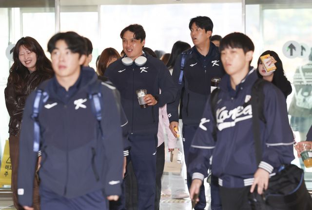한국야구대표팀은 12일 김포국제공항에서 ‘K-베이스볼 시리즈’가 열릴 일본 도쿄로 출국했다. 그는 출국 전 15, 16일에 열릴 한일전의 필승 각오를 전했다. 김포국제공항｜뉴시스