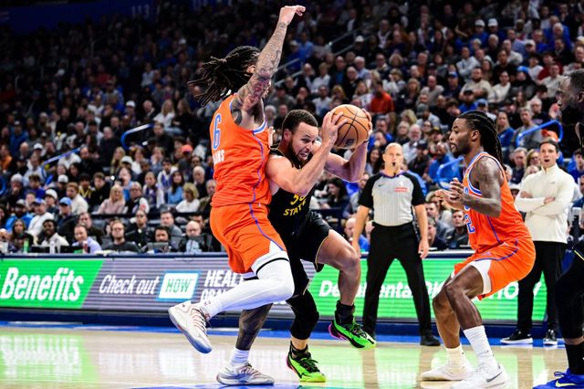 골든스테이트 스테판 커리(가운데)가 12일(한국시간) 페이콤 센터서 열린 오클라호마시티전 도중 상대 수비 2명 사이를 뚫고 있다. 커리는 복귀전에서 11점에 머물렀고, 골든스테이트는 완패를 당했다. 오클라호마시티(미 오클라호마주)｜AP뉴시스