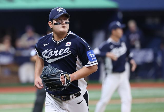 한화 김서현은 정규시즌 막판부터 부진한 투구를 이어오고 있다. 하지만 동료는 그에게 따뜻한 말을 건네며 함께 반등을 기대하고 있다.｜뉴시스