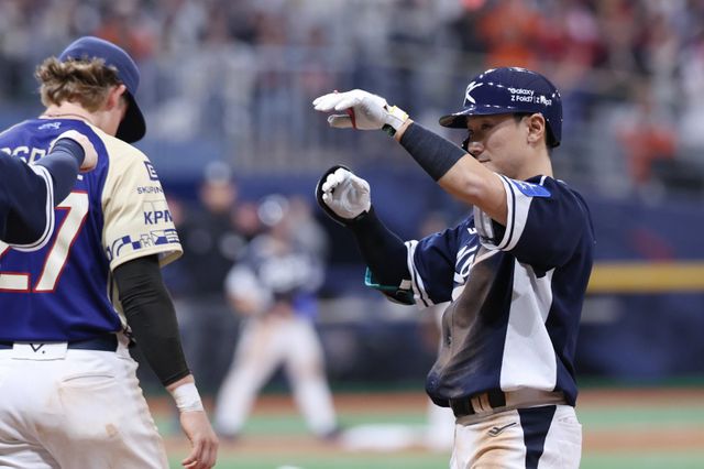 LG 신민재(오른쪽)는 대주자로 1군 생활을 시작해 몇 년 사이 리그 최고 2루수로 도약했다. 그는 WBC 출전을 꿈꾸며 자신에게 온 기회를 어떻게든 살리려고 한다.｜뉴시스